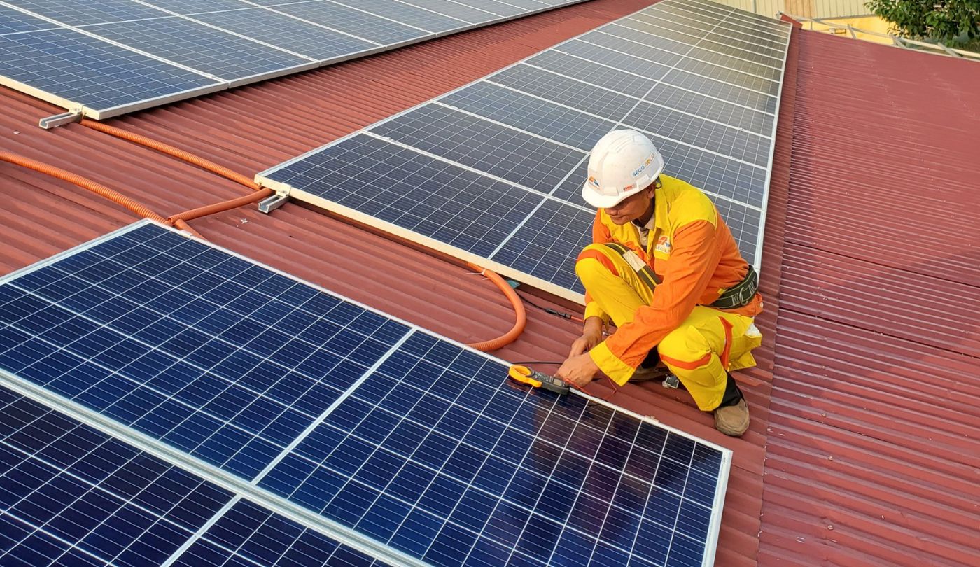 SwiftSolar D&R staff discussing solar removal safety and warranty-compliant procedures